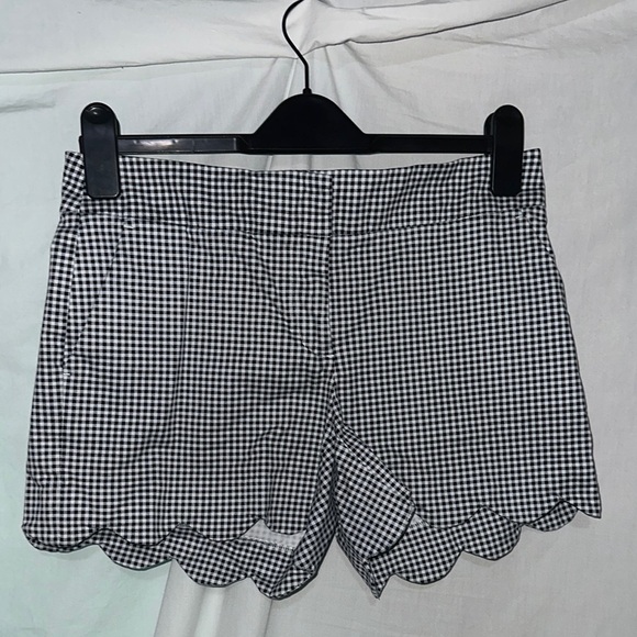 crown & ivy Pants - Crown & Ivy Shelby Black and White Checkered Shorts with Scalloped Hem size 4